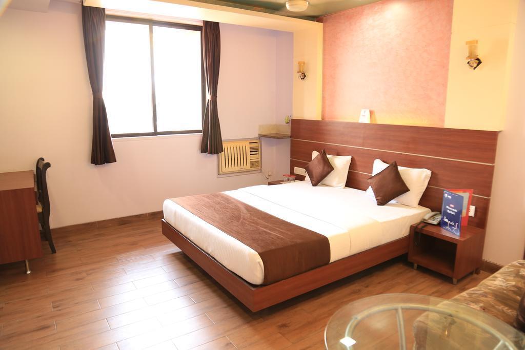 Hotel Panvel Palace Екстер'єр фото
