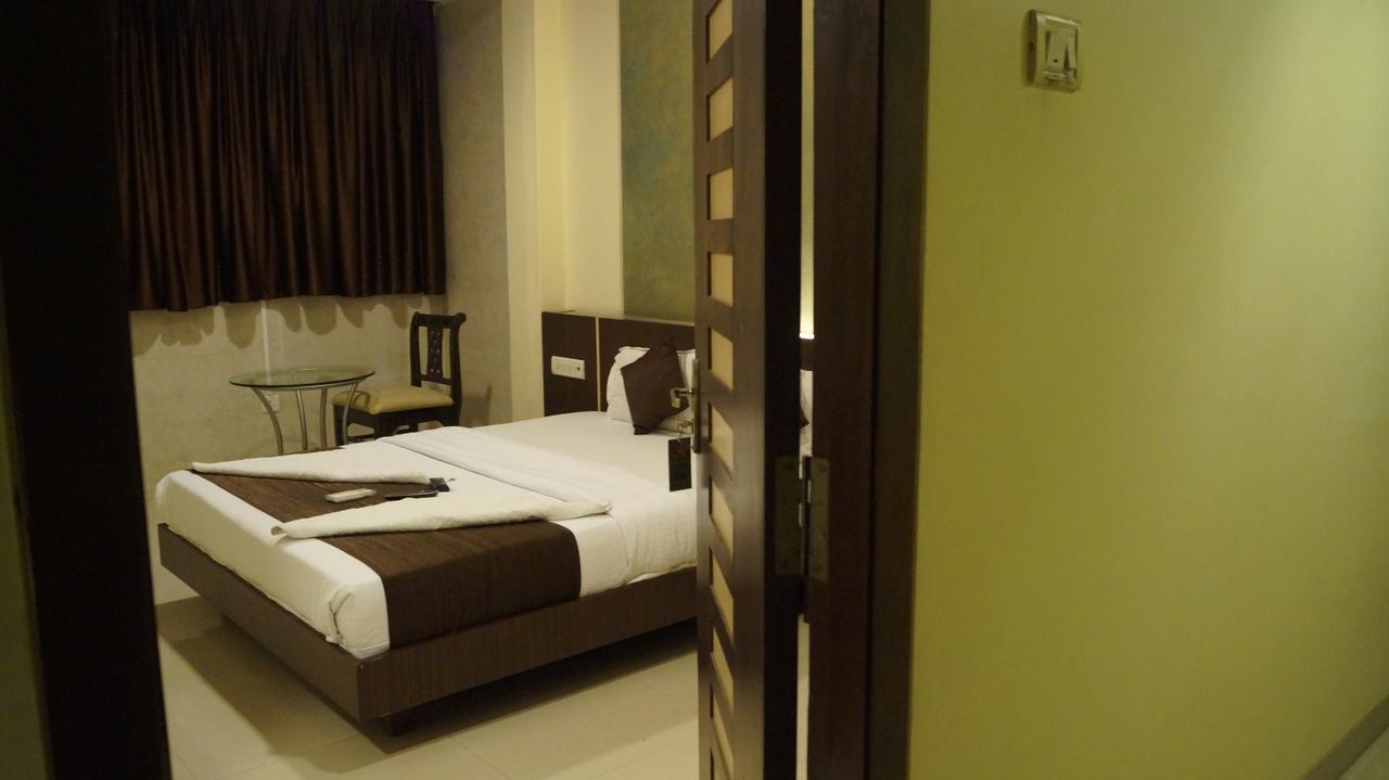 Hotel Panvel Palace Екстер'єр фото
